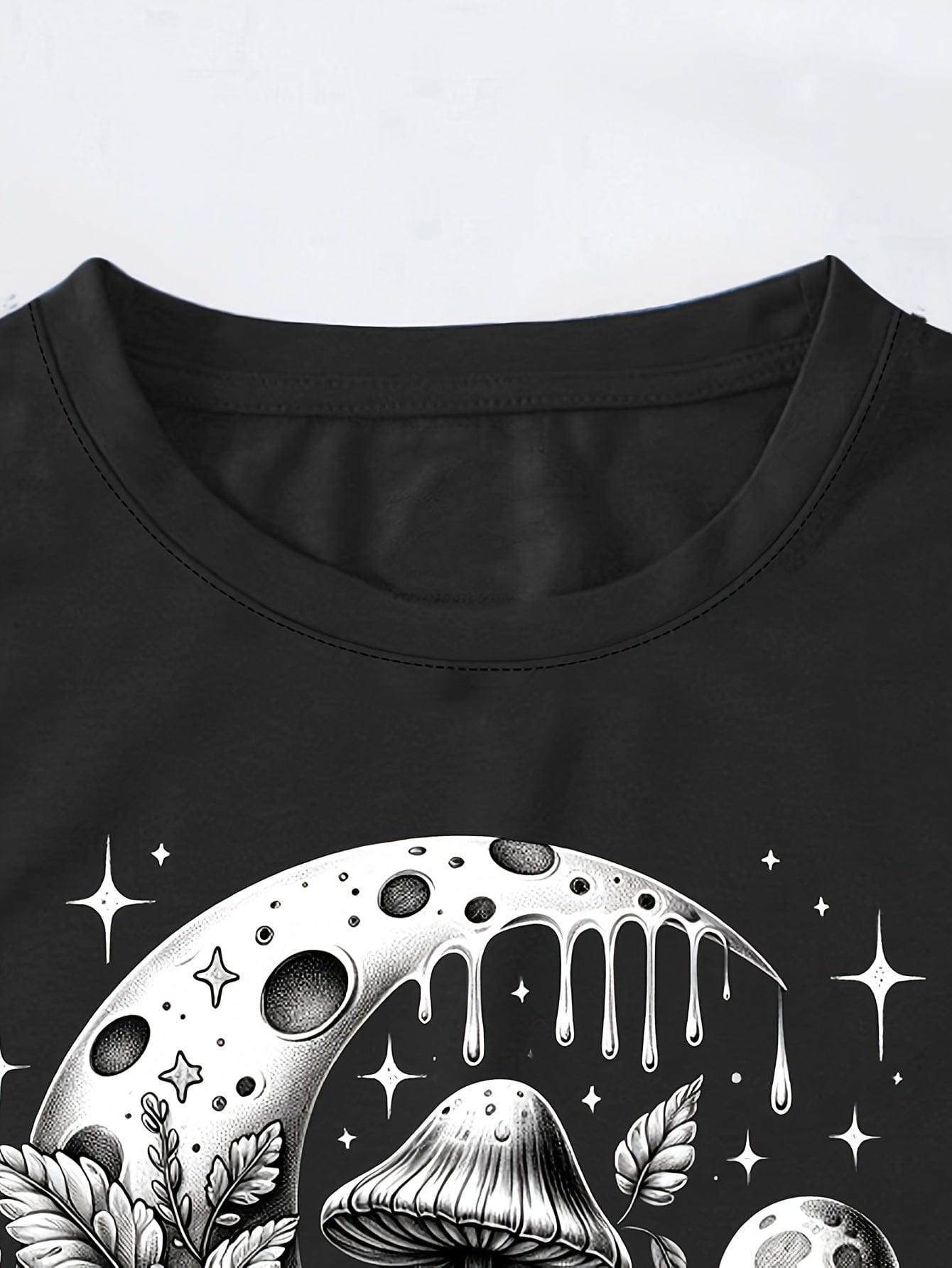 Mushroom & Moon Printed T-shirt for Women, Stylish Crew Neck Top优: Regular Pattern & Medium Stretch